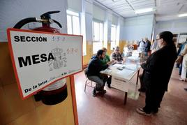 Mesa electoral en el colegio Garcí Quintana.