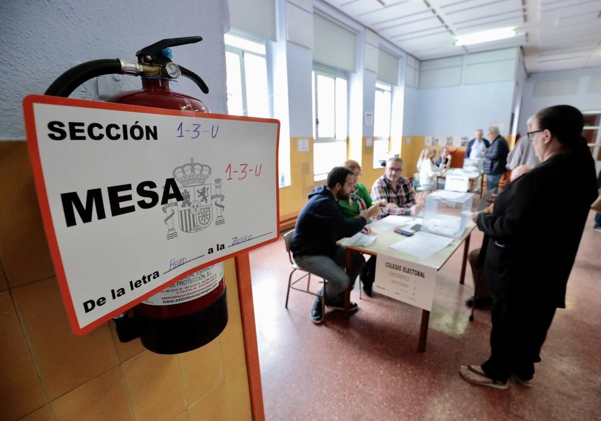 Mesa electoral en el colegio Garcí Quintana.