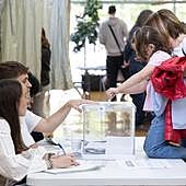 Media hora de cola para votar en algunos colegios de Valladolid en hora punta