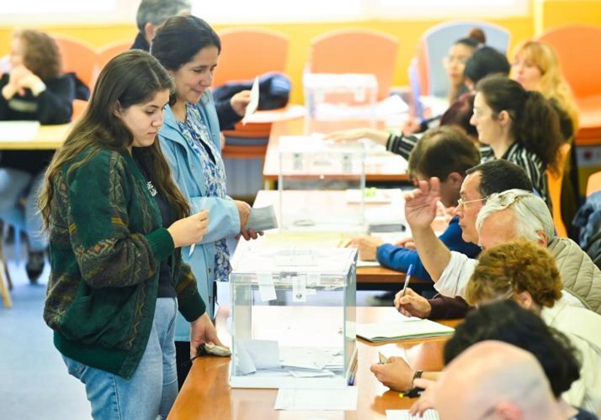 Momento en el que varios ciudadanos acuden a votar.