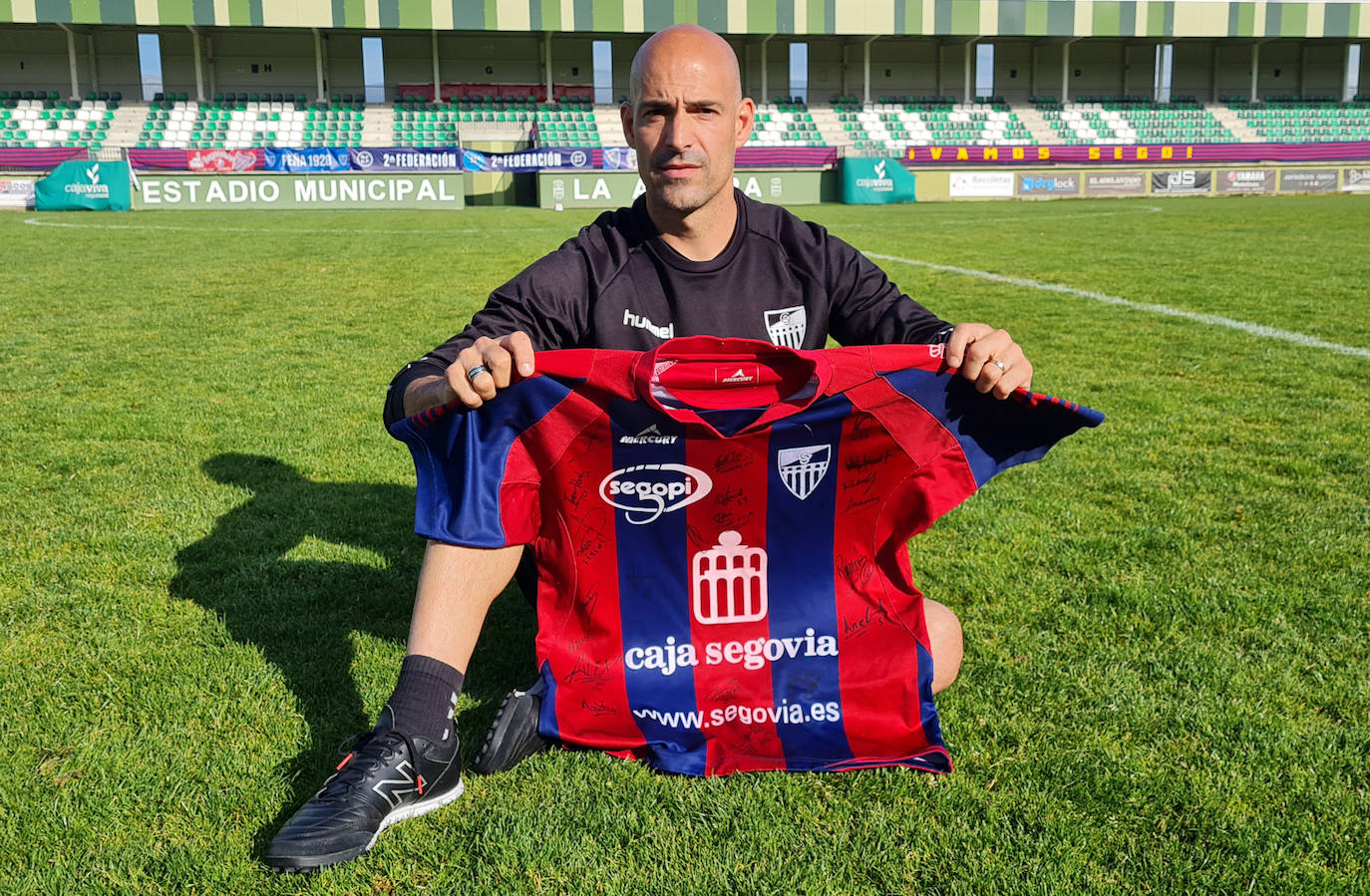 Ricardo posa con una camiseta de la Segoviana firmada por la plantilla que logró el ascenso en Logroño.