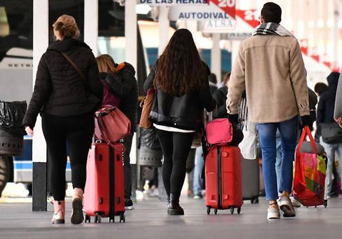 Jóvenes con maletas en la estación de autobuses de Valladolid