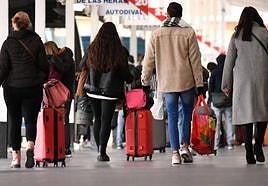 Jóvenes con maletas en la estación de autobuses de Valladolid