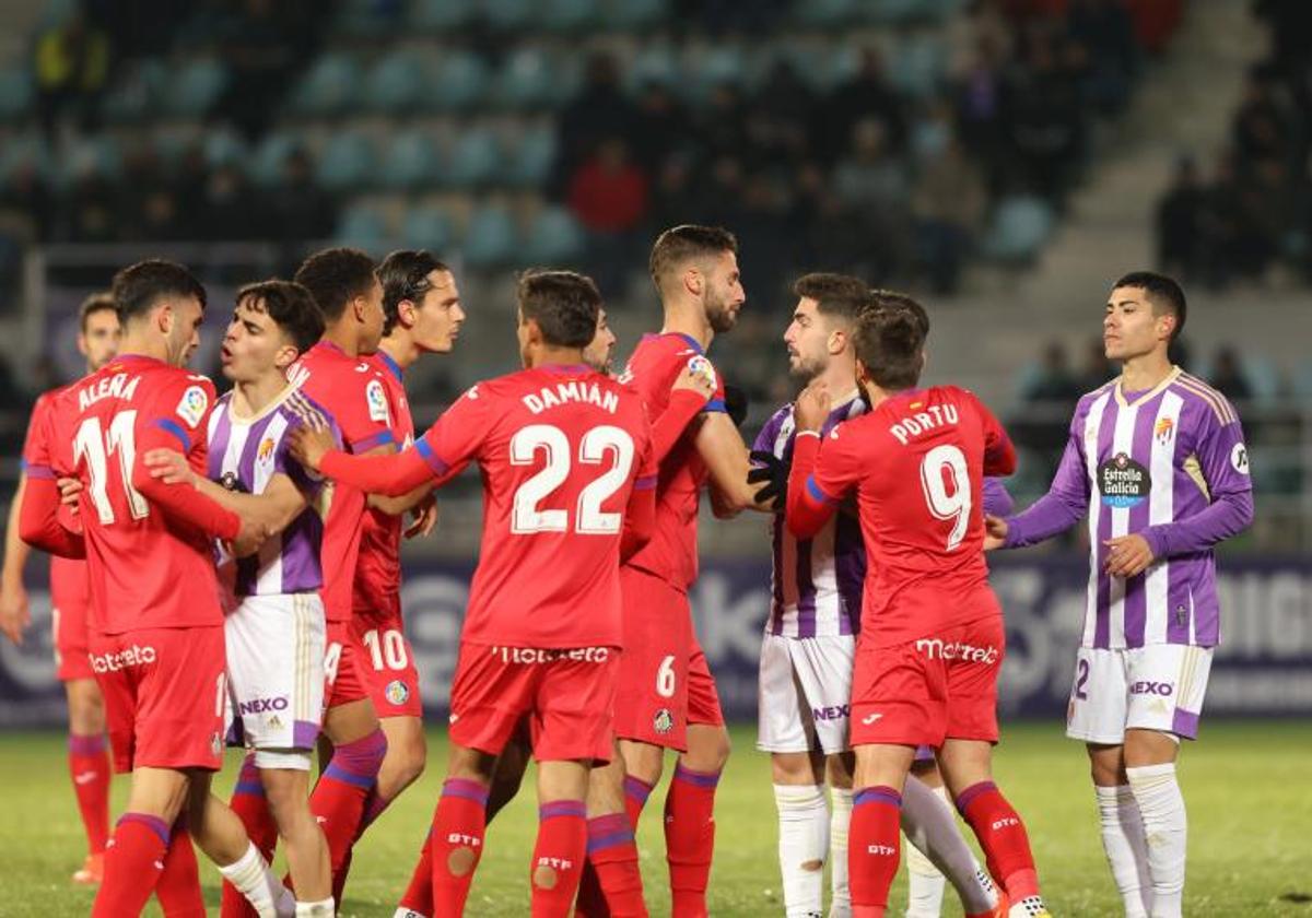 Jugadores del Real Valladolid y el Getafe, durante el encuentro amistoso disputado en La Balastera el pasado 30 de noviembre.