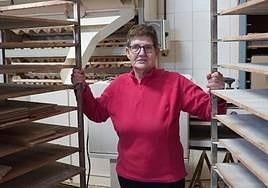 Julia Quintas posa entre bandejas dentro del que fuera el obrador de la panadería José Pérez de La Seca.