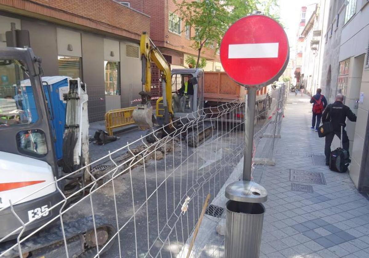 Obras de renovación de la red de abastecimiento en la calle Empecinado.