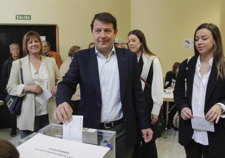 El presidente del PP regional y de la Junta, Alfonso Fernández Mañueco, deposita su voto del 28-M en Salamanca.