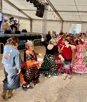 Imagen secundaria 2 - Decenas de personas participan en los actos de la feria flamenca de Nava de la Asunción.