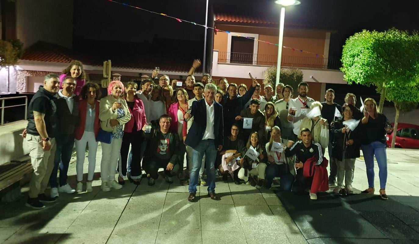 Sarbelio Fernández celebrando el resultado con su equipo y su gente más cercana