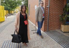 La candidata del PSOE, Miriam Andrés, se dirige a votar en Allende el Río.