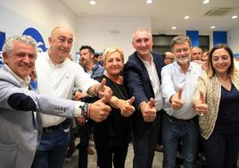 Dirigentes del Partido Popular de Segovia celebran los resultados.