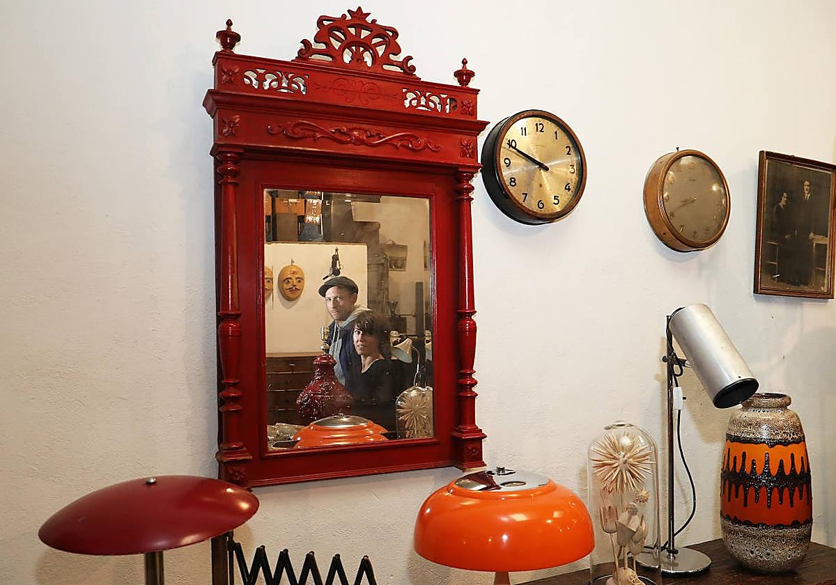 Los propietarios y restauradores, reflejados en un espejo.