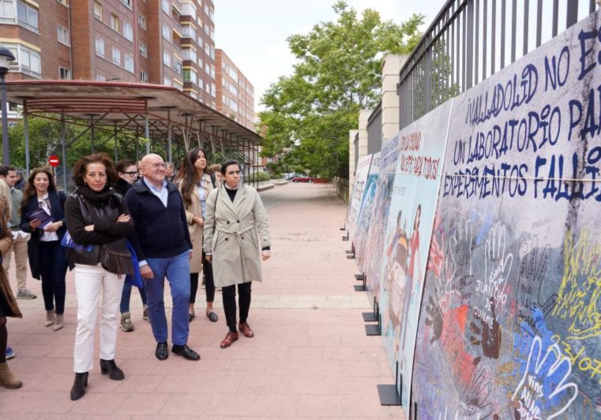 Carnero, en el barrio de las Delicias ante un mural por el soterramiento.