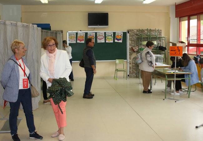 Un momento de las votaciones en el colegio de Nueva Segovia.