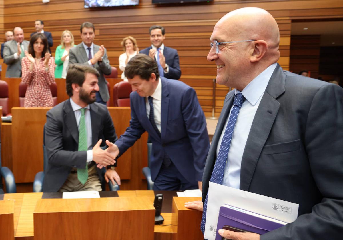 Juan García-Gallardo y Alfonso Fernández Mañueco se saludan, mientras Jesús Julio Carnero se dirige a su escaño de procurador.