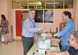 Gonzalo Pérez vota el domingo en Velilla del Río Carrión.