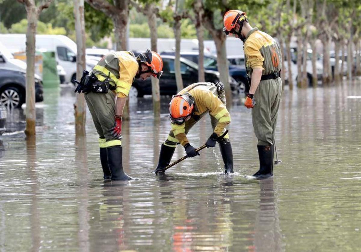 Bomberos achican agua este lunes tras la tromba en Laguna de Duero.