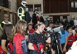 Una estudiante observa a través de un telescopio monocular.