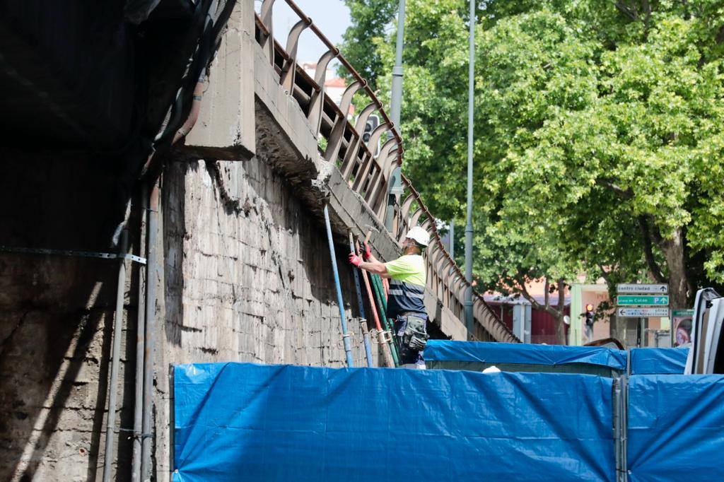 Un operario trabaja para apuntalar las partes más dañadas del viaducto.