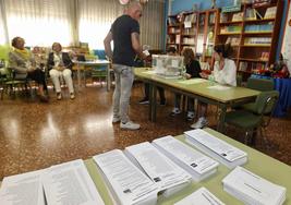 Papeletas en un colegio electoral de Palencia.