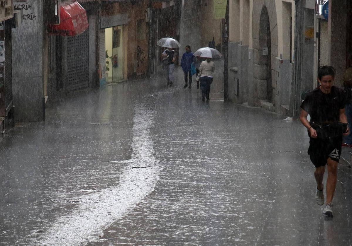 La fuerza de la lluvia provoca un pequeño riachuelo en la calle San Francisco de Segovia.