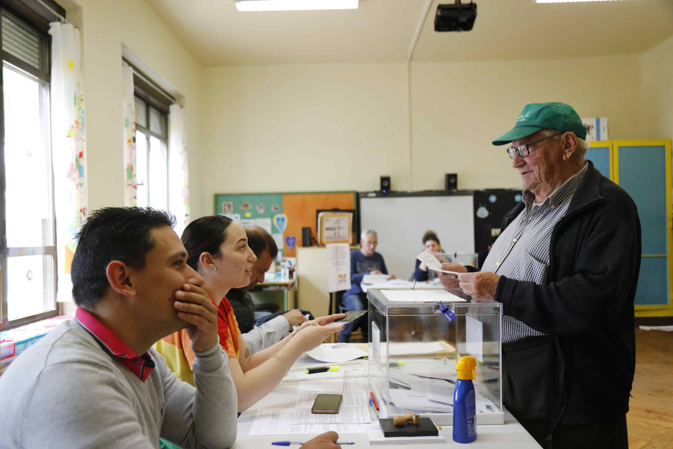 Imágenes de una mesa electoral en Peñafiel durante el pasado 28M.