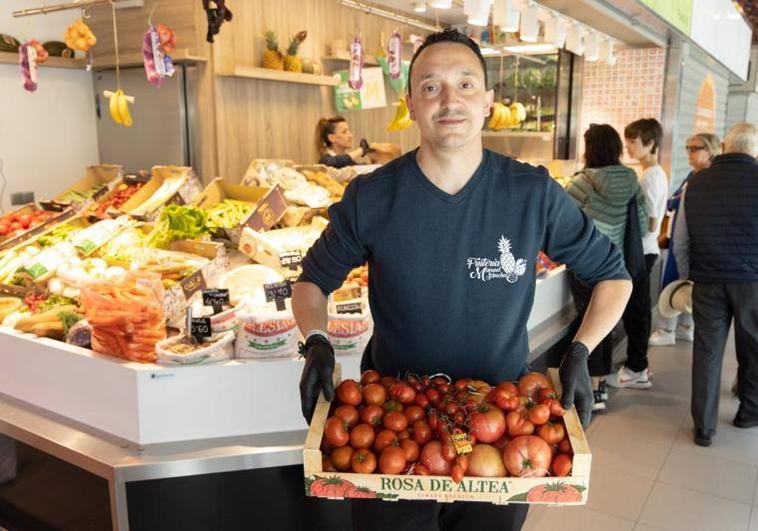 Óliver Porro de la frutería Manuel Sánchez en el Mercado del Val.