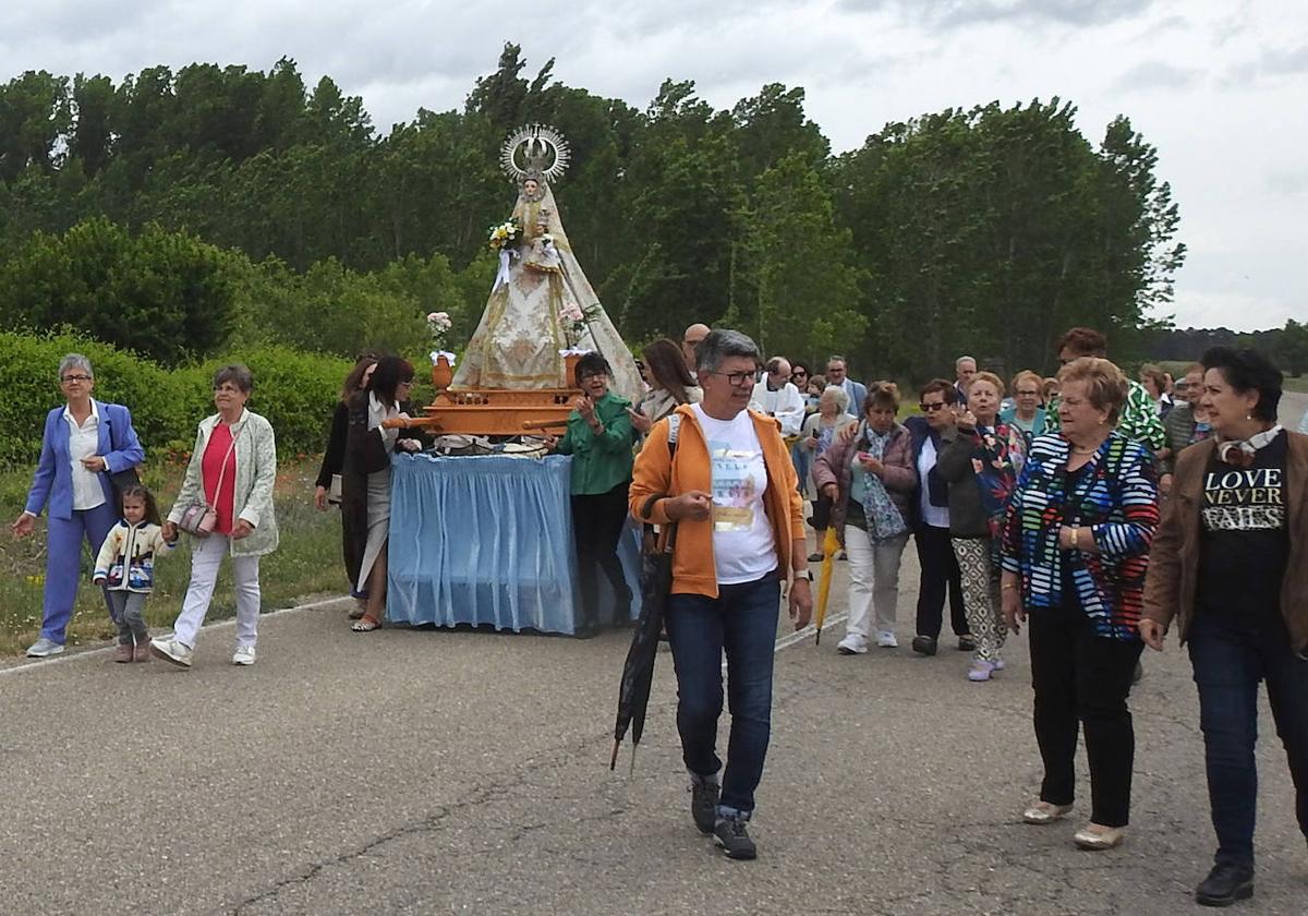 Bajada de la imagen de la Virgen del Pinar, en Torrecilla del Pinar, este pasado domingo.