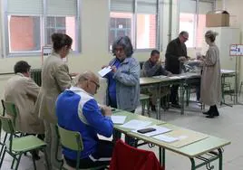 Mesas electorales en en el instituto Giner de los Ríos, en el barrio de San José.
