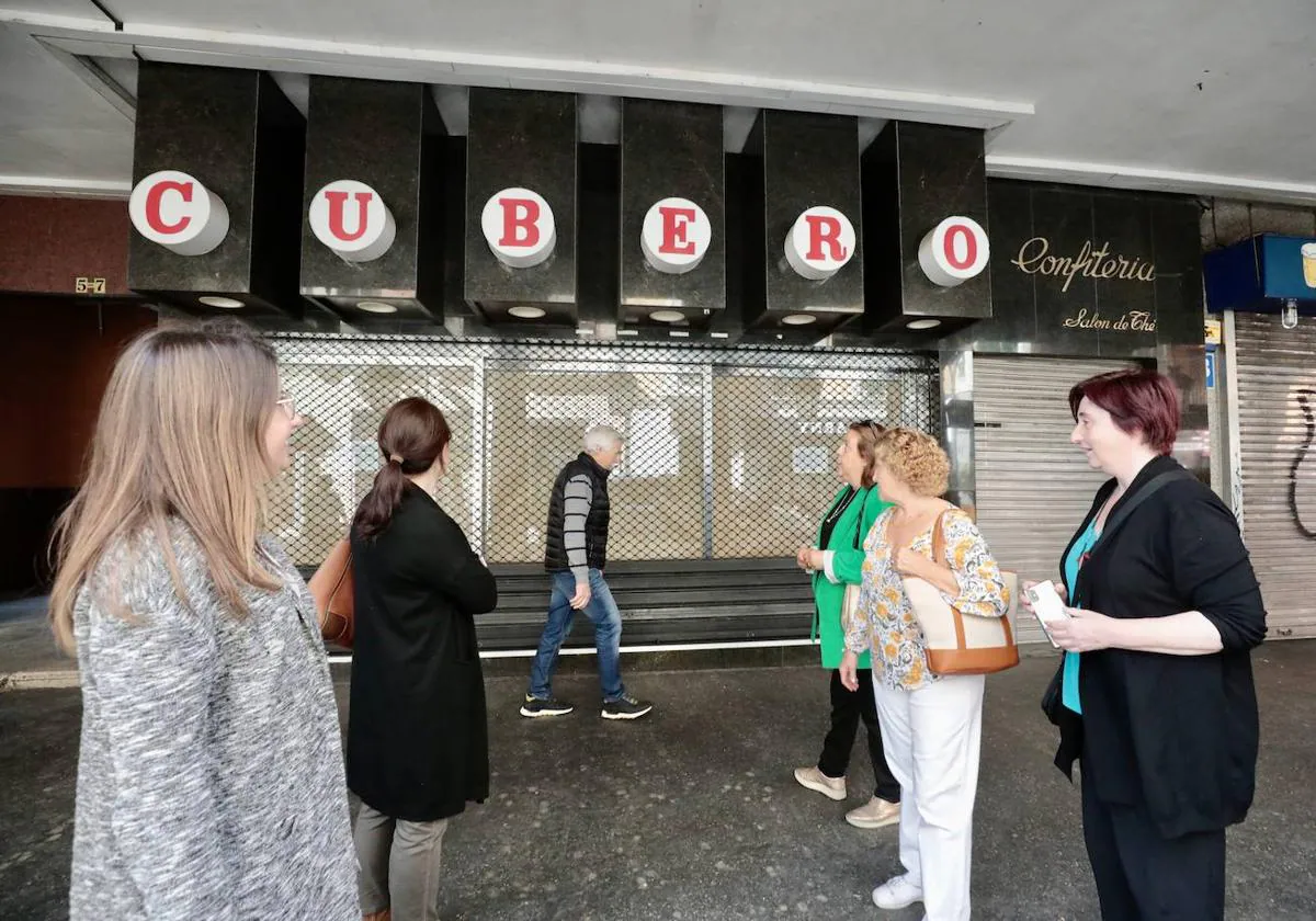 Varias clientas que acudían para tomar su último pastel, con la tienda de Cubero ya cerrada en la calle Pasión.