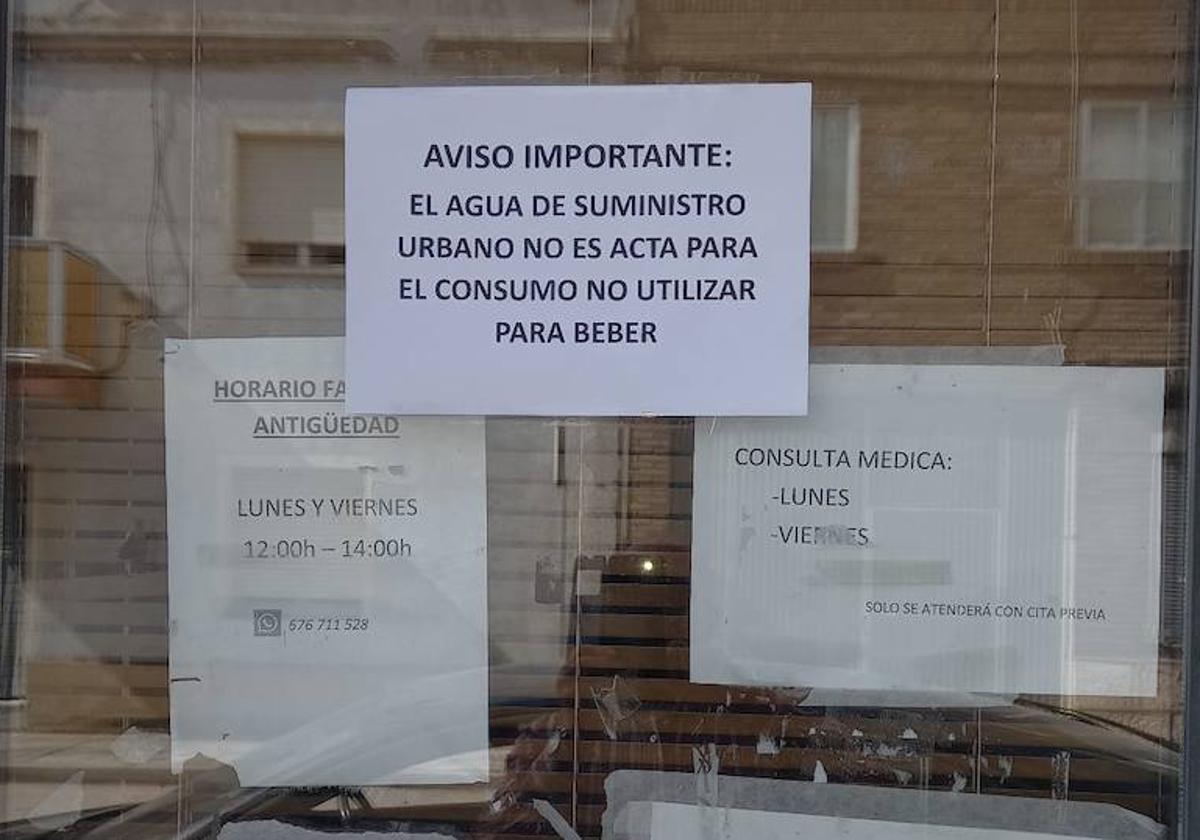 Cartel indicador del agua no potable en Antigüedad.