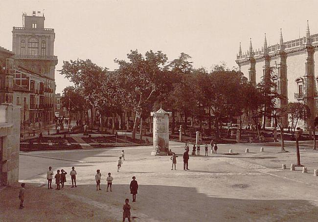 Torre del Observatorio Meteorológico Universitario en 1926 (a la izquierda de la imagen) vista desde la plaza de Santa Cruz.