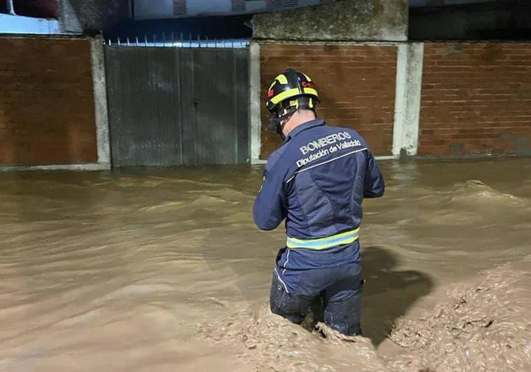 Un bombero de la Diputación este martes por la noche en La Seca.