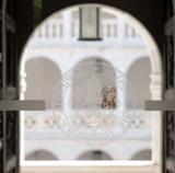 Acceso a la biblioteca por una de las puertas de la segunda planta del claustro del Colegio de Santa Cruz.