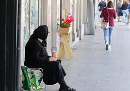 Una mujer pide ayuda en los soportales de Fuente Dorada en Valladolid.
