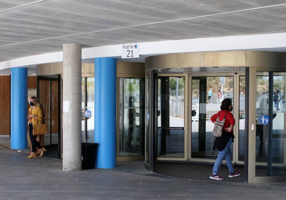 Usuarios del Hospital General acceden al centro por la entrada principal este miércoles, ya sin el doble circuito impuesto por la covid.