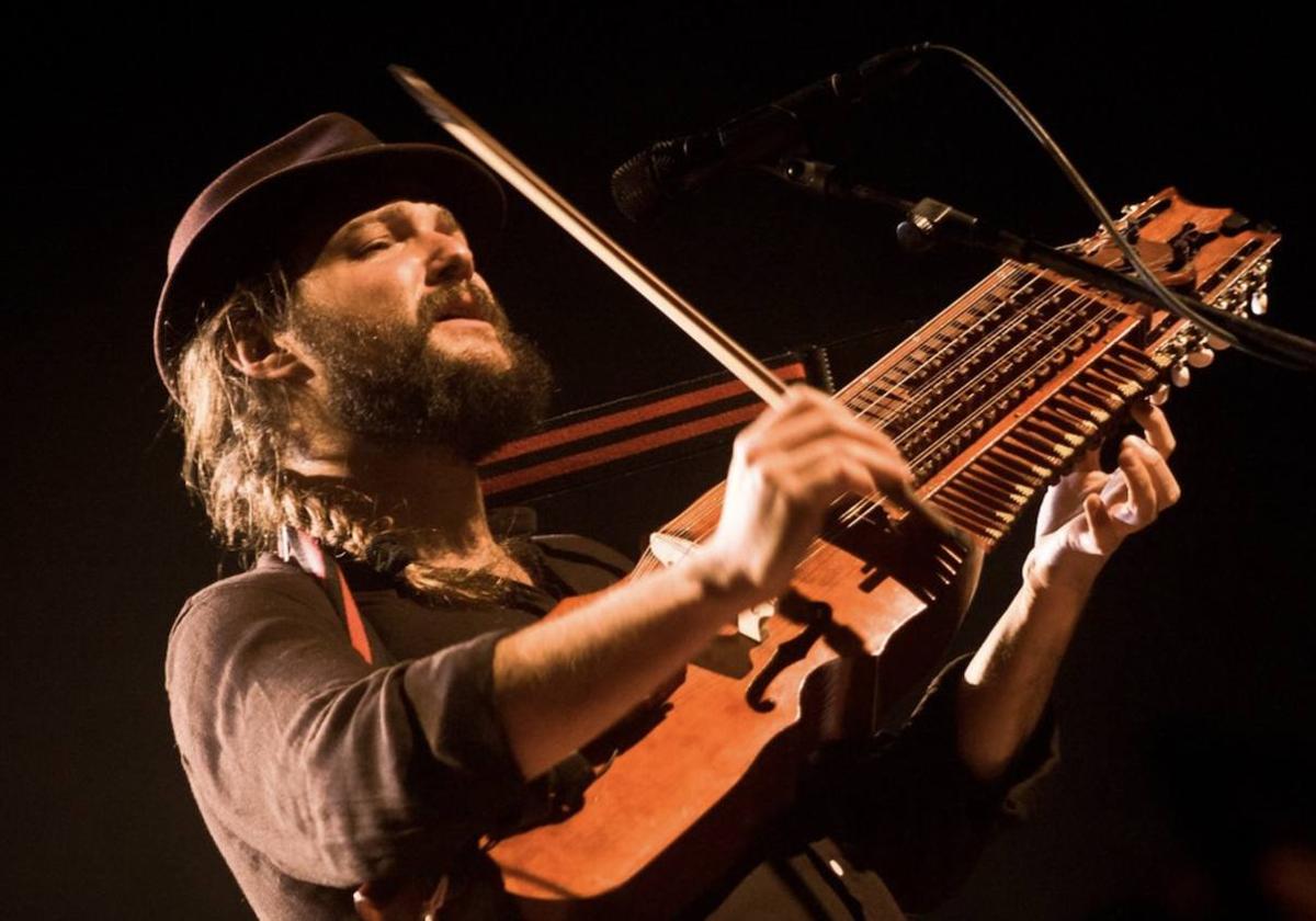 Nano Stern, tocando el nyckelharpa.