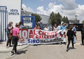 Varios trabajadores, este miércoles en el cambio de turno, en las puertas de la fábrica.