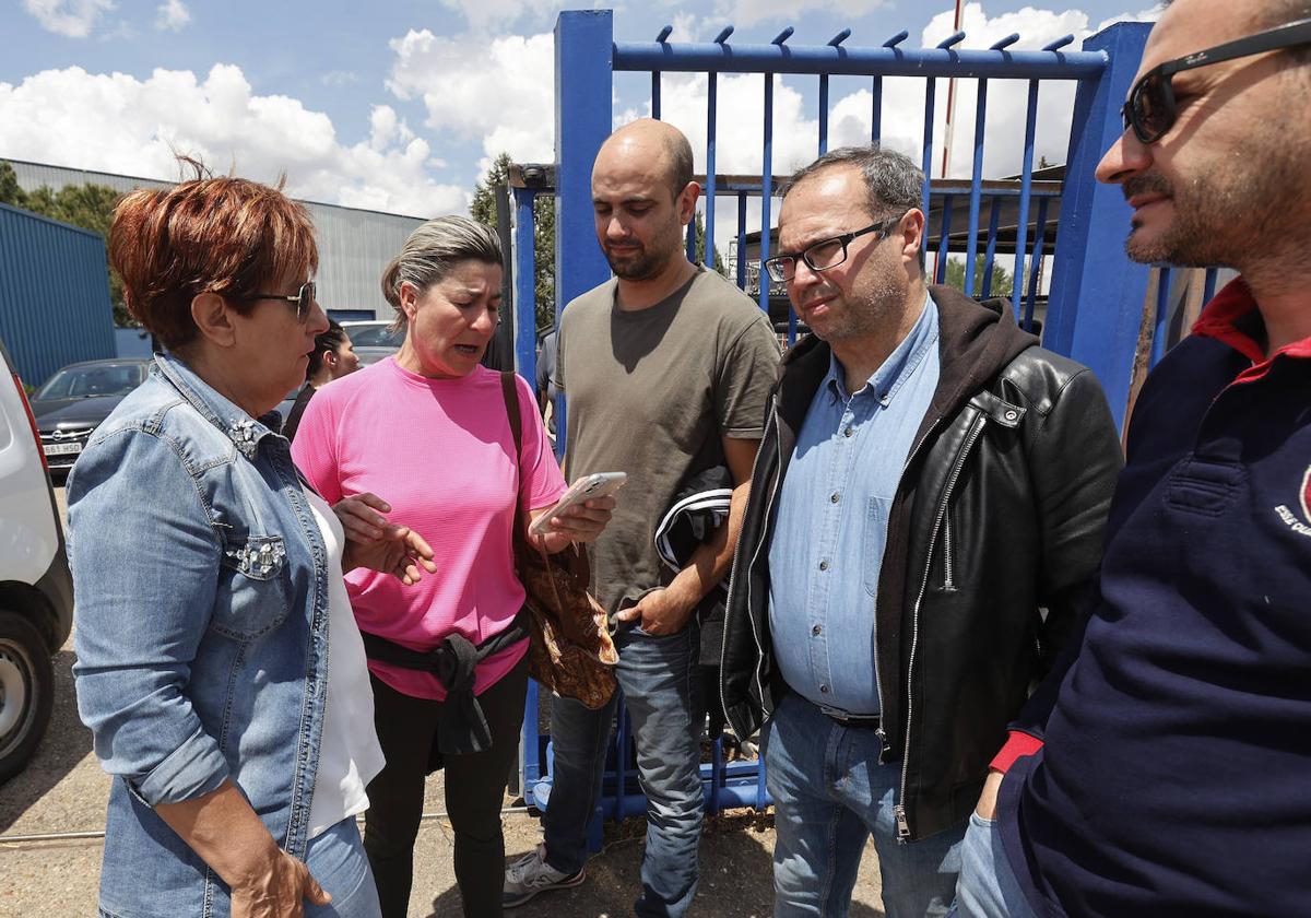 La presidenta y vicepresidenta del comité, Mar Rodríguez y Mónica de la Sierra, conversan con compañeros, este miércoles en el cambio de turno.