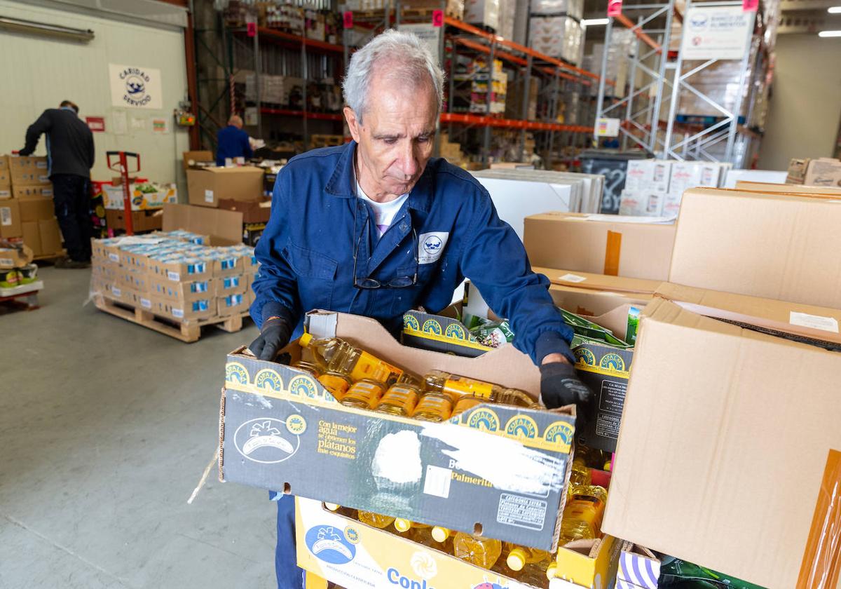 Un voluntario coloca varios productos en el Banco de Alimentos de Valladolid.