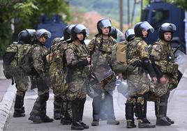 Soldados de la Fuerza Internacional vigilan las calles.