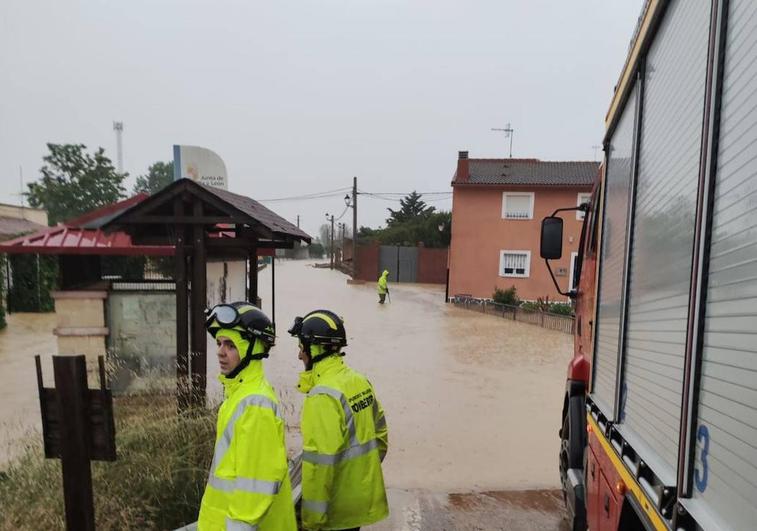 Los Bomberos, junto a una calle inundada de Berrueces.