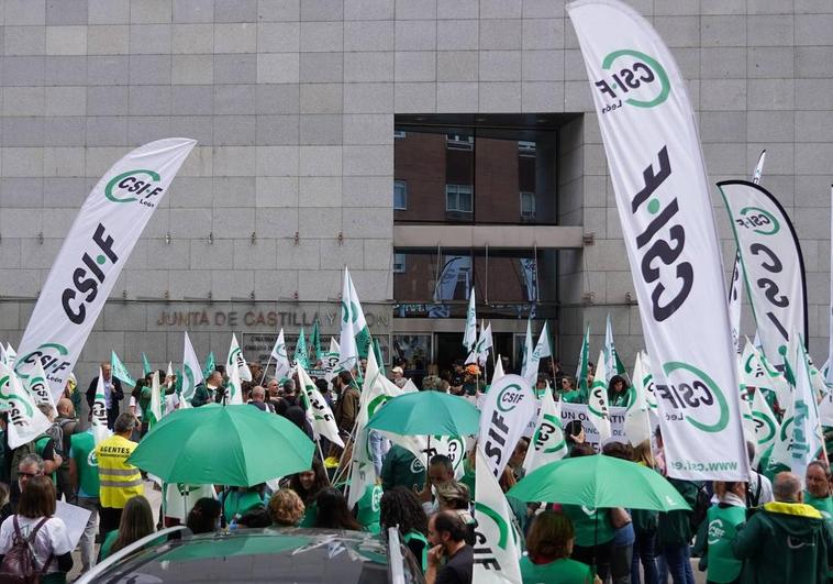 Protesta de los trabajadores de extinción de incendios forestales ante la Consejería de Medio Ambiente.