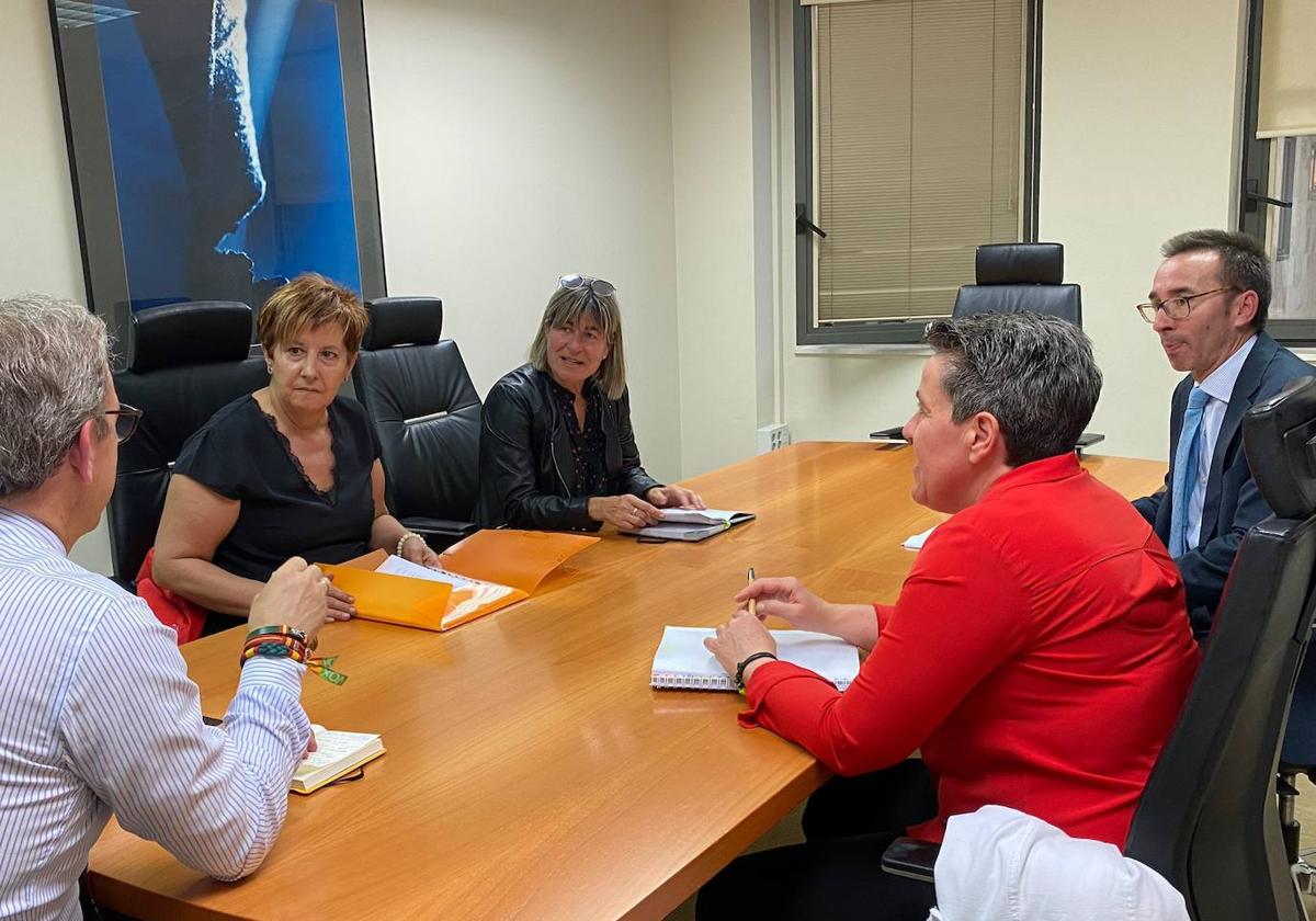 El consejero, a la izquierda, con las tres representantes del comité de Siro y el director general de Trabajo.