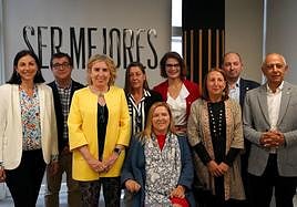 Rosa Urbón, de amarillo, junto a los presidentes provinciales.