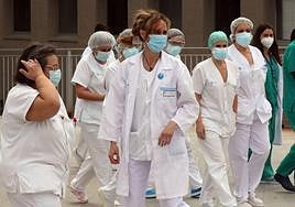 Grupo de enfermeras en la entrada al Hospital General de Segovia.