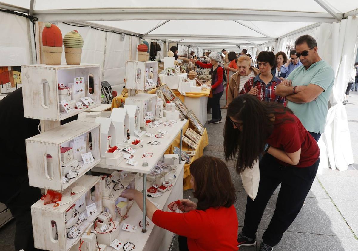 Uno de los puestos de la Feria de Artesanía, instalada en la Calle Mayor hasta el domingo.