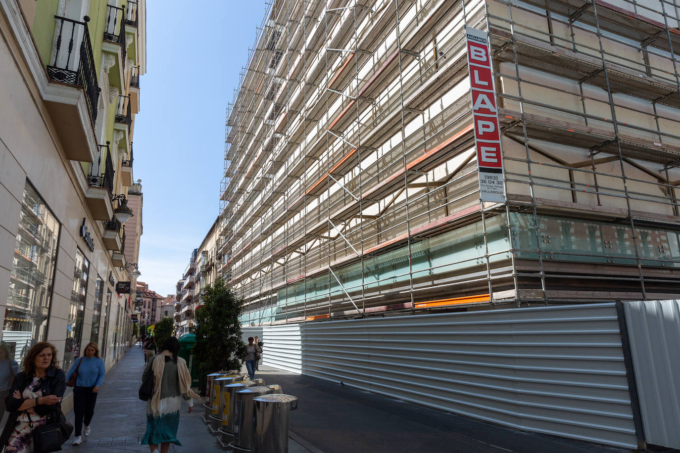 Valladolid se despide del jardín vertical del Corte Inglés