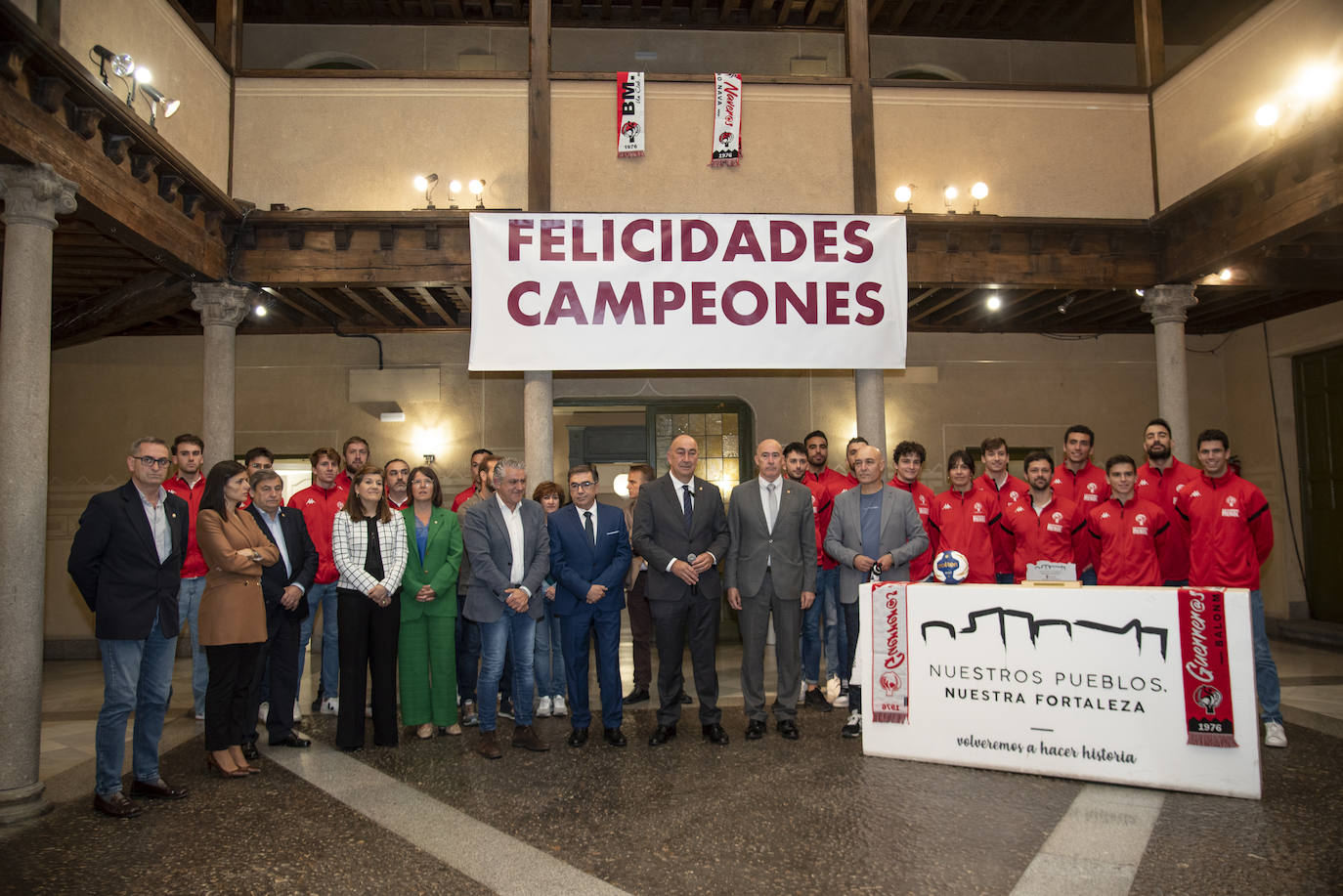 Plantilla, cuerpo técnico y directiva del Viveros Herol Nava, ayer, durante la recepción enla Diputación Provincial de Segovia.