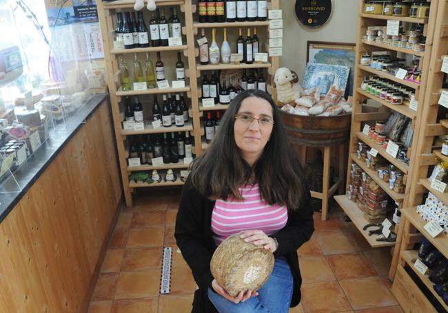 Paloma Gómez, en su establecimiento donde ejerce de maestra quesera en Medina del Campo.